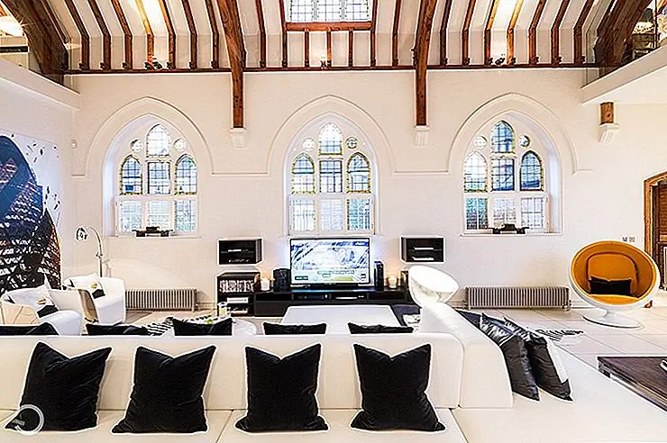 Хотя преобразование полностью трансформировало здание, некоторые элементы были сохранены, чтобы не полностью стереть историю этого места. Романские окна и арочные дверные проемы - это несколько элементов, которые сохраняют первоначальное очарование.