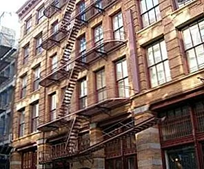 Гламурная квартира в старом здании в Нью-Йорке отличается современным интерьером