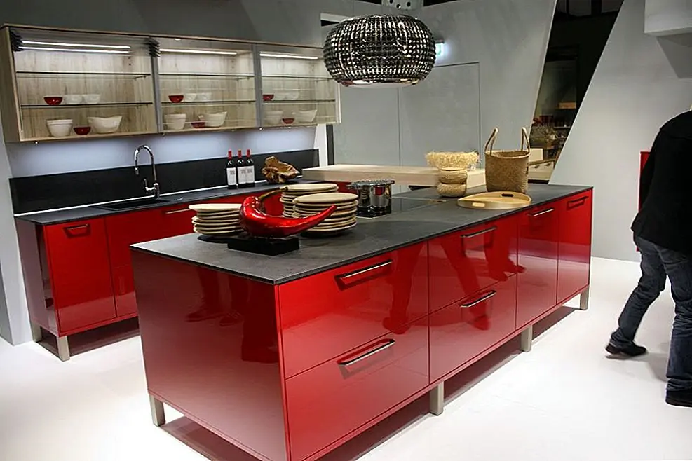 Более яркий, пожарный или леденец-яблоко красного цвета в сочетании с темно-угольным серым оттенком придает совершенно другой оттенок глянцевому утилитарному пространству, например, кухне или ванной. Смелый и бессмысленный, эта цветовая комбинация - не что иное, как яркая и четкая.Не забудьте сохранить силуэты и линии чистыми с такой палитрой. (Обратите внимание, что столешница из нержавеющей стали Nobilia матовая, красный краснодеревщик - блестящий. Это важное сочетание блеска с жирными цветами.)