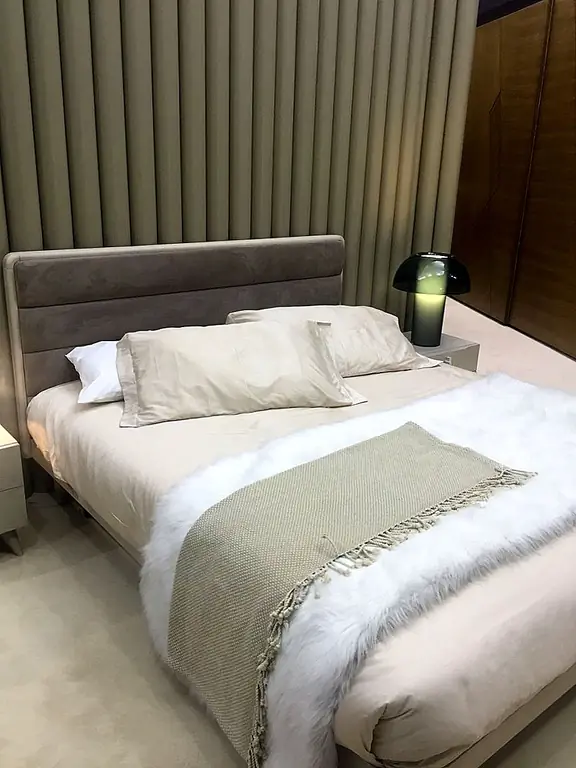 Когда бледно-серый сочетается с оттенками белого и тонкого оттенков, эффект является кузеном монохроматического декора и, как таковой, приносит с собой безмятежность, стабильность и поток. Помните, что всякий раз, когда используются несколько цветов, акцент на текстуре и изменение рисунка усиливается, поэтому обязательно используйте осязаемые ткани и интересные линии. Это идеальное сочетание для отступления в спальне.