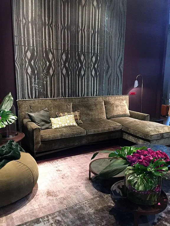 Включение интересных узоров и / или линий в более нейтральный цвет комбинации (в данном случае оливково-зеленый) ставит цвет на более ровное игровое поле визуально. Это хороший наконечник для украшения, который нужно запомнить - используйте цвета в соответствующей пропорции, но вы можете добавить или вычесть визуальную интенсивность в любой цвет, манипулируя его стилистическим или геометрическим присутствием в пространстве.