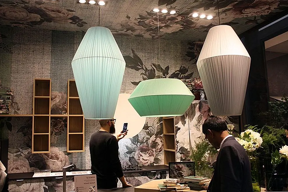 Чтобы сохранить цветовую палитру зеленого и аква-салона от ощущения отпусков или невмешательства, полезно добавить нейтраль заземления, которая соответствует цветам насыщенности и тональности. Таупе хорошо подходит для этого, как и серый или даже крем.