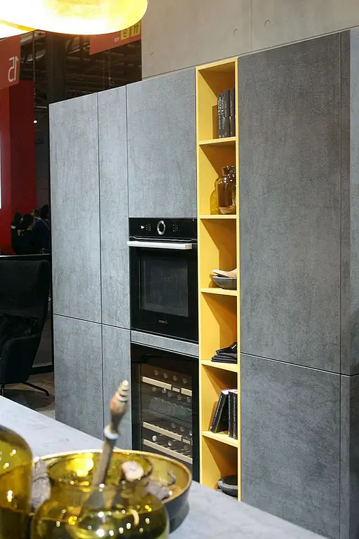 Конечно, цвета, которые идут с оранжевым, иногда могут быть основой схемы, в то время как оранжевый играет второстепенную роль акцента. Это чаще встречается у оранжевого и серого, и это имеет смысл. (Потому что у большинства из нас нет пространств, которые кричат о полы от пола до потолка.) Особенно в более индустриальных пространствах, где бетон находится в изобилии, кусочек или два апельсина где-то в палитре придает пространству много - освежающая изюминка и свежесть.