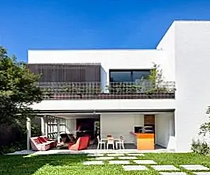 Семейный дом с новым и повседневным дизайном