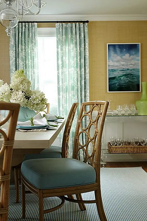 Мне также нравится мебель из этого дома. Это так непринужденно и все же так тонко и элегантно. Цвета также играют важную роль в этом случае. Дизайнер использовал в основном пастельные тона и несколько оттенков синего и бирюзового. Мне особенно нравятся оттенки синего от некоторых стен. Они напоминают о тех пухлых облаках, которые мы иногда видим на небе. Также обратите внимание на все цветочные узоры от стульев и некоторые украшения, такие как подушки из дивана гостиной. Кроме того, свежие цветы были стратегически размещены повсюду.