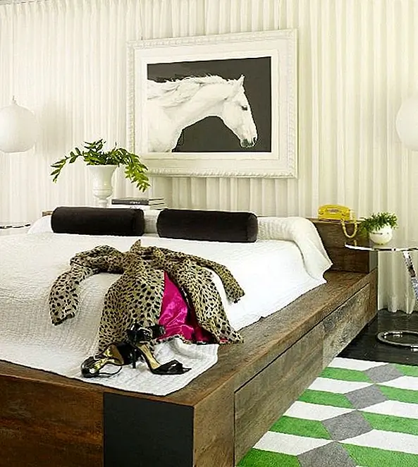 Преимущество использования рамочной кровати и пропусков изголовья заключается в том, что область над вашей кроватью может стать идеальным местом для размещения интересного произведения искусства.