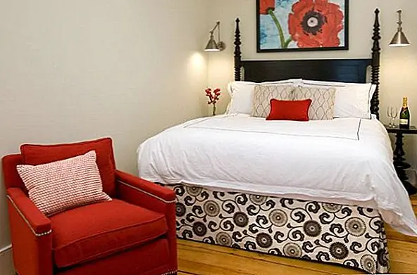 Закройте пустоту под кроватью с юбкой. Это позволяет использовать площадь между кроватью и полом, обеспечивая идеальное место для немного дополнительного декора! Вы можете использовать юбку кровати, которая имеет узор, который дополняет остальную часть спальни или выделяется сам по себе. Кровать юбки также сделать кровать выглядеть больше и plumper.