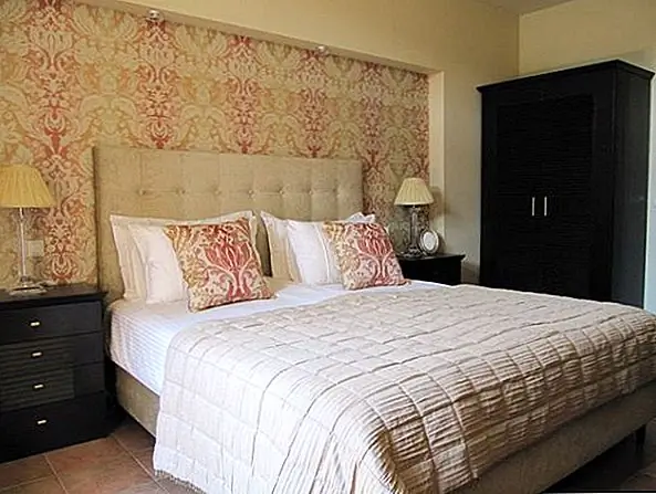 То, что вы размещаете на своей кровати в виде постельного белья и подушек, - это некоторые из самых важных штрихов. Здесь вы можете позволить вашему творческому потоку энергии! Хороший дизайн при ремонте спальни - это сначала решить, какое белье вы хотите и в каких цветах, а затем использовать эти текстуры и оттенки в остальной части комнаты.