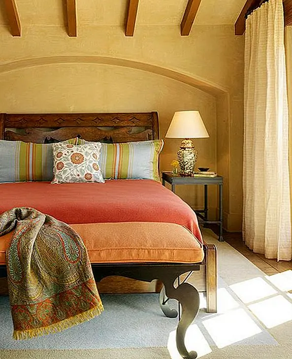 С другой стороны, использование ярких цветов на вашей кровати и более простой дизайн в остальной части комнаты могут помочь сделать спальню смелее. Преимущество этого в том, что вам не нужно многого другого в форме декора, потому что кровать является центром внимания.