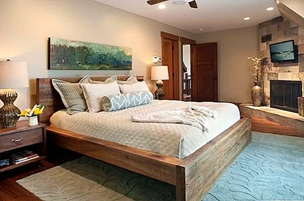 Встаньте с правой стороны кровати