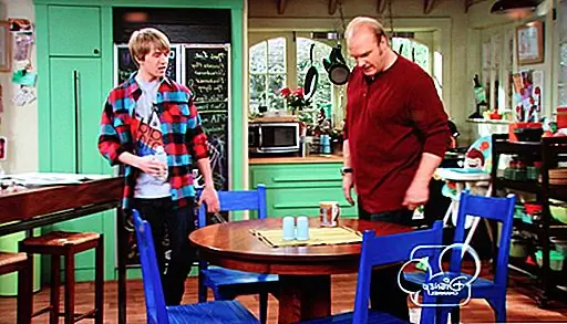 Кухня также является местом, которое стоит упомянуть. Здесь вы можете заметить большие окна, классную доску на холодильнике или красочную мебель, например, синие стулья возле круглого стола.