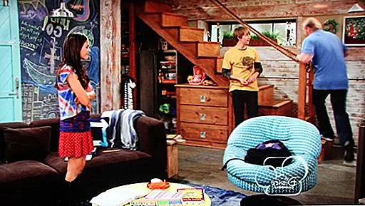 Подвал - привлекательное место. Вы можете заметить кирпичные стены, деревянные балки, стену на доске и огромную дверь сарая. Другое место, которое может вас заинтересовать, это комната Тедди. Здесь есть хорошая кровать на поднятой платформе, некоторые подушки JA, которые вам могут понравиться, и керамика на книжной полке, которая тоже кажется интересной.