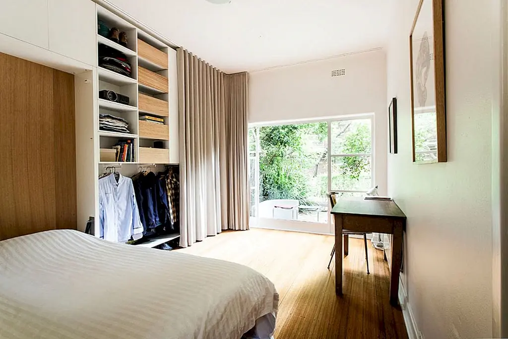 Вот еще один классный способ интегрировать закрытые шторы в интерьер интерьера спальни. Занавески закрывают блок хранения на стене, который в основном является областью шкафа, а затем делает поворот, а также закрывает окна. Это два разных применения, объединенных в один непрерывный и стильный дизайн.