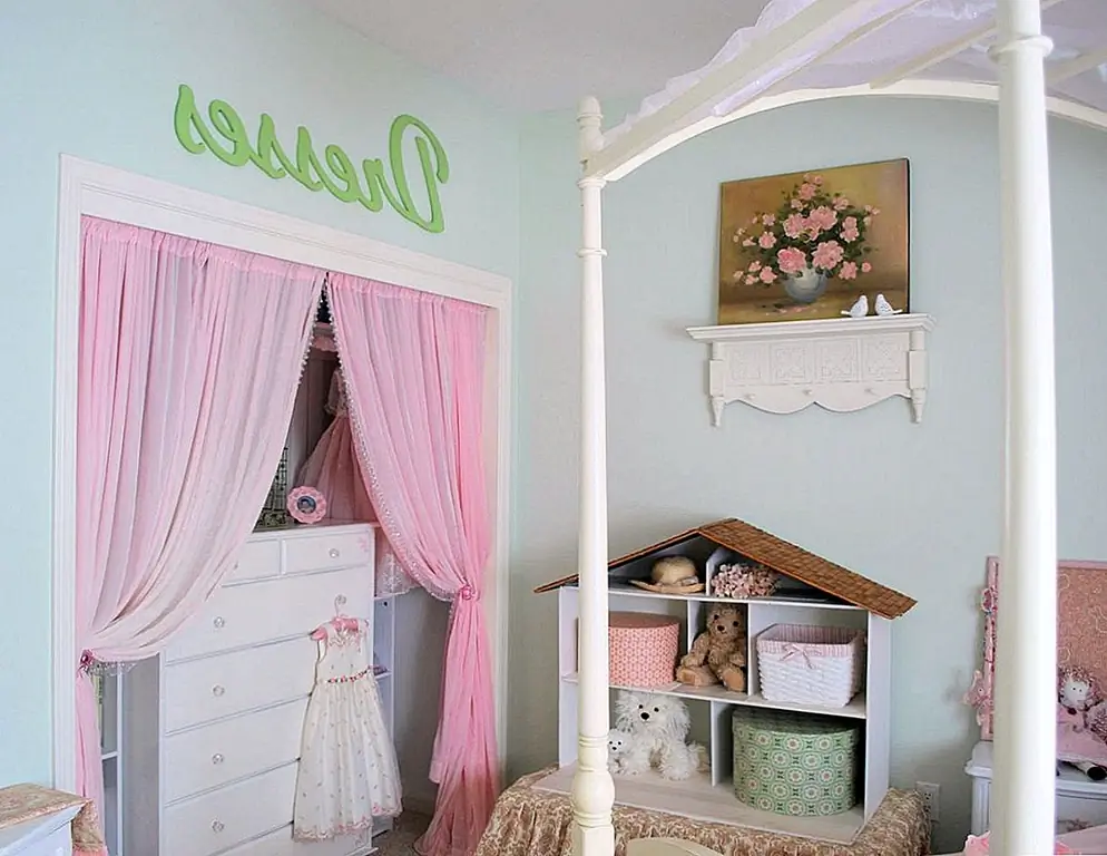 Это не просто главная спальня, которая может выглядеть стильно благодаря гардеробным занавескам. Вы даже можете использовать эту идею при проектировании интерьера детской комнаты. Разве это не очаровательно? Мы любим тот факт, что есть специальная зона для хранения одежды (на самом деле платья в этом случае). Вы могли бы держать занавески простыми и нейтральными или вы могли бы превратить их в координационные центры для комнаты.