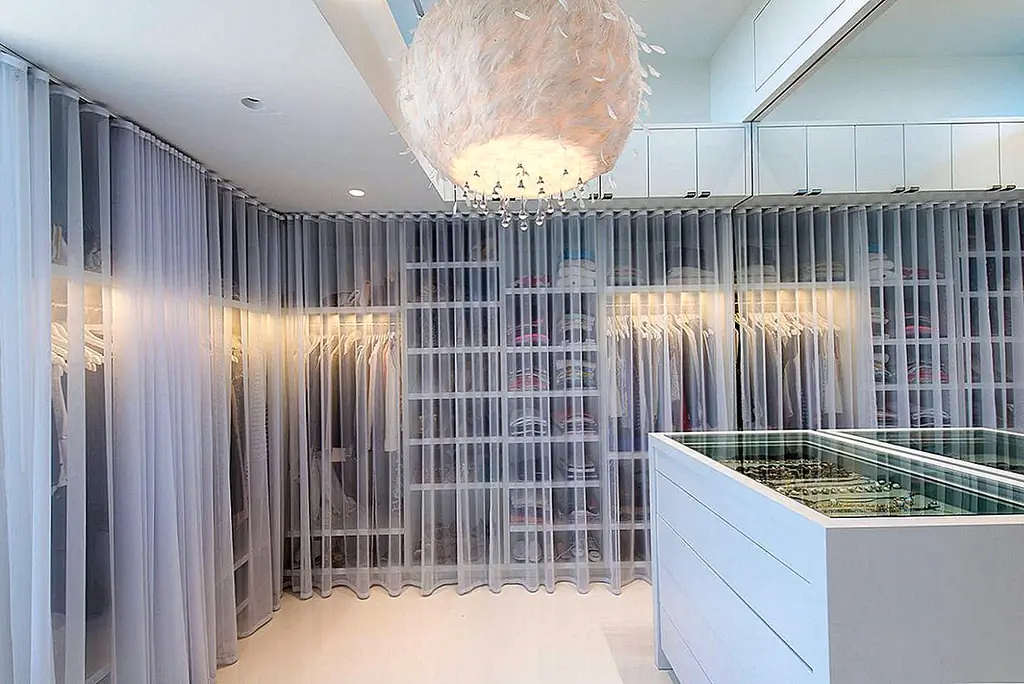 Если вы хотите получить фантазию, есть несколько интересных возможностей для этого. Например, проверьте это удивительное пространство шкафа на Jkrc. На стенах есть модуль хранения, и есть красивый слой из занавесок, которые скрывают содержимое, но только частично, вроде того, как работают двери из матового стекла.