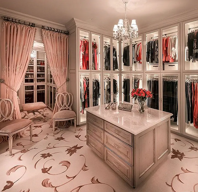 Как насчет использования занавесок в качестве разделителей внутри большого шкафа? Это тоже возможно, и мы нашли этот действительно классный пример, на котором демонстрируется эта самая идея. Занавески очерчивают отдельную область для обуви из остальной части шкафа, которая предназначена для хранения и организации одежды и аксессуаров.