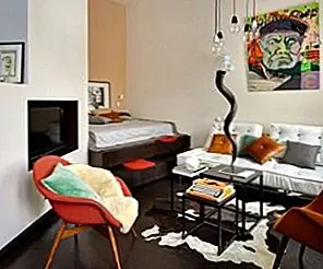 Веселый и красочный чердак с творческим дизайном интерьера