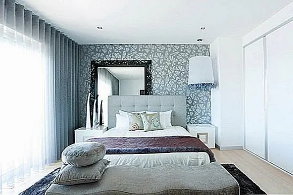 Это привлекает внимание к масштабам разных вещей, но в целом пропорции сохраняются; мебель очень важна для владельца, и поэтому она занимает достаточно места. Столы большие, также лежат кровати, стулья, диваны и широкие стеклянные окна, которые создают впечатление еще большего пространства, и эта идея подчеркивается также белыми простыми стенами, которые обеспечивают элегантность для всего места. Все современно, модно и доказывает воздушное чувство и общий комфорт в этом блестящем, гламурном мире.