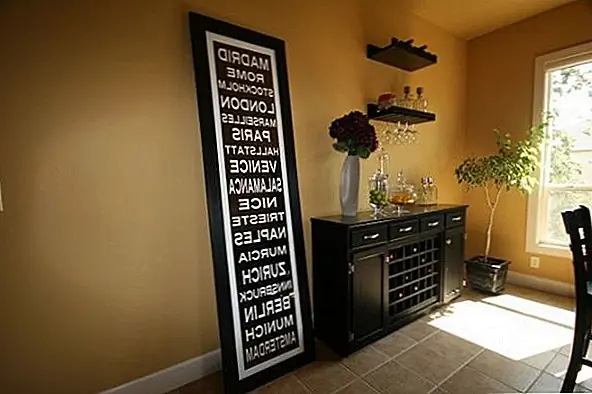 Например, эта комната ниже использует искусство метро, тип дисплея, который подметает круги DIY для его способности легко воссоздаваться. Вы можете использовать названия городов, из которых вы путешествовали, воспоминания из вашего детства или даже слова надежды или похвалы. Купите распечатку из интернет-магазина или сделайте это сами с трафаретами и большим холстом. {Найден на сайте}.