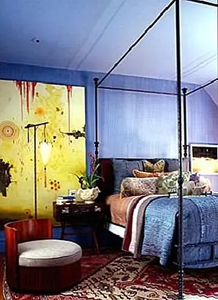 Вы также можете пойти еще более современно, с совершенно абстрактной живописью, подобной той, что находится в этой спальне. Как и раньше, предыдущие правила о масштабах и размерности больше не имеют значения. Это все о создании пространства, которое привлекательно и запоминаемо, и эта комната достигла именно этого.