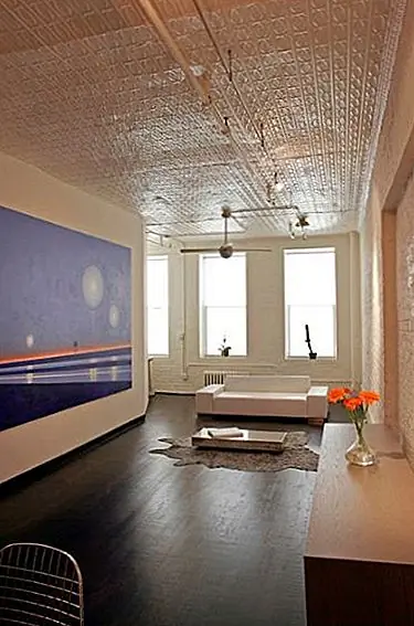 У вас есть длинная стена, о которой вы не знаете, что делать? Забудьте сложные стены галереи, которые часто могут выглядеть занятыми и брошенными вместе. Вместо этого замените эту идею потрясающим произведением искусства. Эта длинная прямоугольная современная деталь успокаивает, но при этом обеспечивает необходимый цвет для нейтрального пространства. {Найден на сайте}.