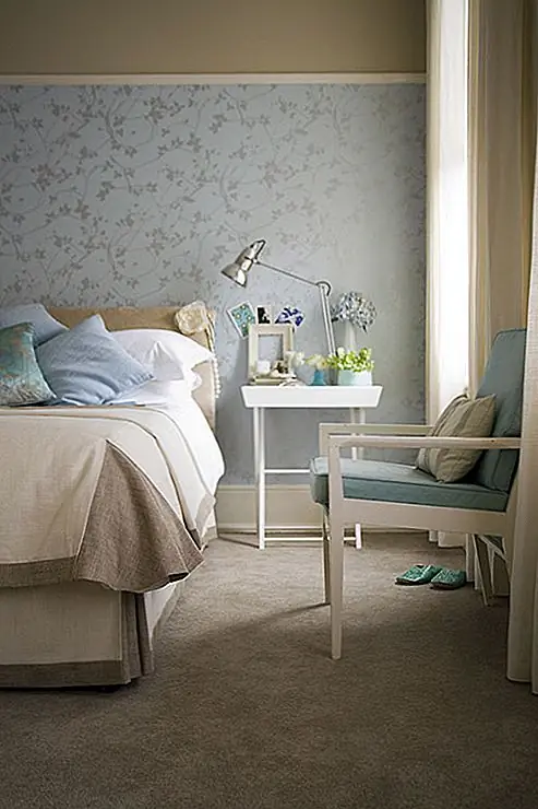 Это очень элегантный дизайн. Действительно, это классика. У этого есть уточненные линии и текстуры, и каждая деталь - то, где это должно быть. Каждая мебель выглядит так, что она очень хорошо подобрана для этого конкретного места, и все они выглядят хорошо, когда они собраны вместе. Это очень важно для достижения единообразного дизайна. Еще важнее, когда речь идет о классических проектах, где мы все знаем, насколько важна симметрия. Все должно выглядеть хорошо индивидуально и в целом.