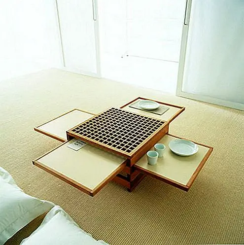 В каждой таблице есть серия скользящих вершин, которые вы можете настроить и использовать в соответствии с вашими непосредственными потребностями. Обеденный стол, представленный здесь, представляет собой очень интересную деталь, так как ее также можно использовать в домашнем офисе или на кухне. Кофейные столики имеют игривый дизайн и разнообразные отделки и цвета. Сопоставьте их с декором вашего дома или сделайте заявление, выбрав смелую комбинацию для сильных контрастов. Изучите вариант и преимущества дизайна и выберите свой любимый.