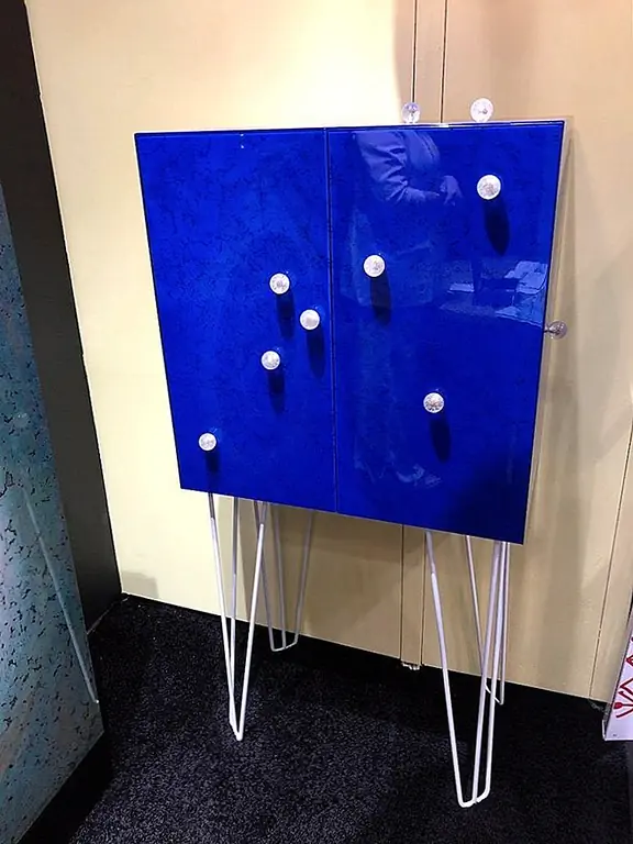 Использование смолы в новых конструкциях, безусловно, растет, и среди лучших есть шкаф Blue Dandelion от Migaloo Home. Компания использует специальную технику для достижения эффектно насыщенного синего оттенка шкафа. Он изготовлен из проприетарного материала, называемого скалой migaloo, который сочетает естественную пробку и окрашенную смолу. Кроме того, современные круглые смоляные шарики, прикрепленные к шкафу, имеют неподдельный слой одуванчика внутри, захваченный непосредственно перед тем, как ветер рассеял семена на землю. Это деликатная особенность, мимолетная вещь, приостановленная во времени - или в этом случае в смоле.