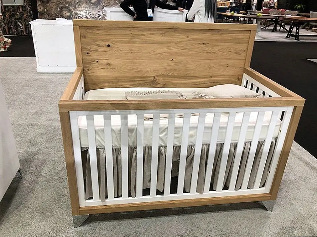 Взрослые с модными интерьерами хотят одинаково для своих детей, и этот классный дизайн от Ромины помогает молодым людям расти со стилем. Компания, основанная в Румынии, предлагает широкий выбор устойчивых моделей складных кроватей, которые расширяются в детском возрасте. Это Пандора, у которой есть дубовая панель и четыре этапа конверсии. Матрац может быть установлен на разных высотах и может быть превращен в дневную кровать. Аксессуары, такие как рельс для малыша и комплект постельного белья, дополняют функциональность и срок службы кроватки.