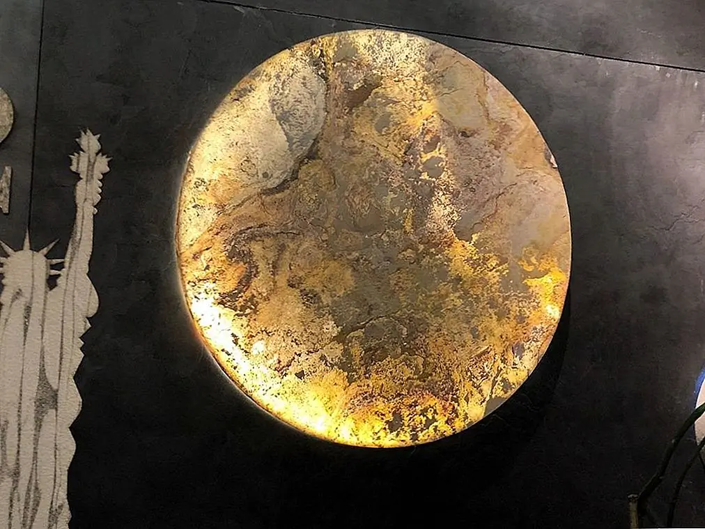 Как вид сланца, но съеживается при мысли о его стоимости … и весе? Не волнуйтесь, потому что Slate-Light можно использовать, чтобы добавить характер камня практически в любое место в вашем доме. Вариантов каменного шпона много, но Slate-Light не только тонкий, но и гибкий благодаря специальному процессу, который сочетает тонкие кусочки бумаги с стекловолокном. Самый новый вариант - это полупрозрачная разновидность, которая может быть подсвечена на заднем плане, либо для стенных акцентов, и передних панелей - в любом месте вашего воображения. Идеально подходит для DIY-вентиляторов, материал можно разрезать с помощью твердосплавной пилы, сверлить или проложить с помощью инструментов для дерева или камня. Кроме того, его можно сделать более гибким с помощью тепловой пушки.