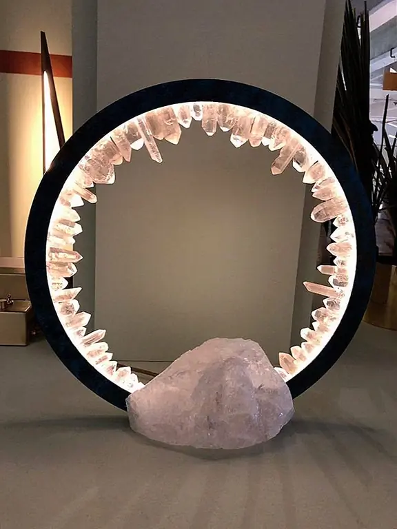 Да, кристаллы были представлены в других проектах раньше, но ни один из них не похож на австралийский дизайнер Кристофер Саптс. Обработка поверхности Verdigris была введена в коллективном дизайне в Нью-Йорке и Salone del Mobile в Милане. Впервые Boots внедрили цвет в обработку поверхности для своих коллекций. Эта лампа Prometheus IV является привлекательной и роскошной одновременно. Круглая форма светильника и темная круглая рамка подчеркивают драматические розовые кристаллы, которые вызывают внутреннюю часть металлической полосы.