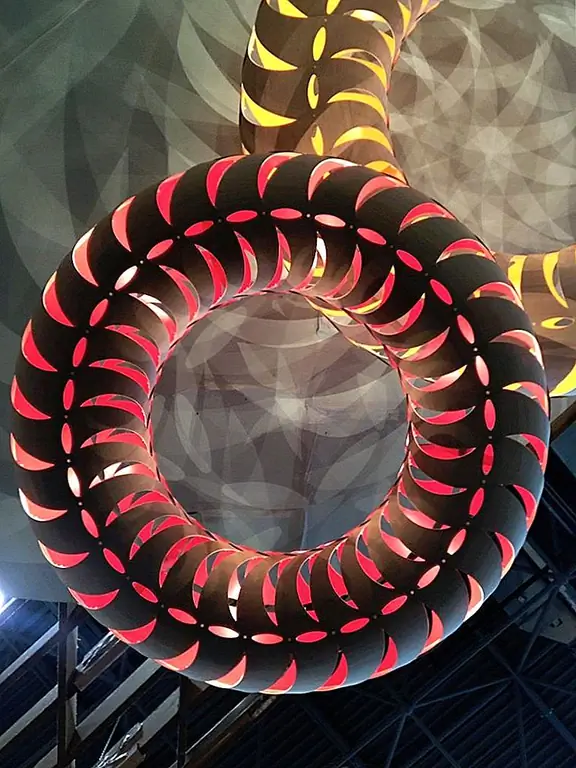 Хотя вы можете подумать, что все осветительные приборы Дэвида Трубриджа - супер крутые проекты, этот новый - Мару - действительно исключителен. Кольцевой дизайн фактически сделан из 60 штук, которые точно похожи друг на друга, которые соединяются вместе, чтобы создать эту завораживающую форму. Название происходит от японской и новозеландской маори и относится к циклу жизни. Спираль света и цвета почти гипнотическая, и из этого прибора очень сложно отвлечь ваше внимание. Это определенно часть разговора!