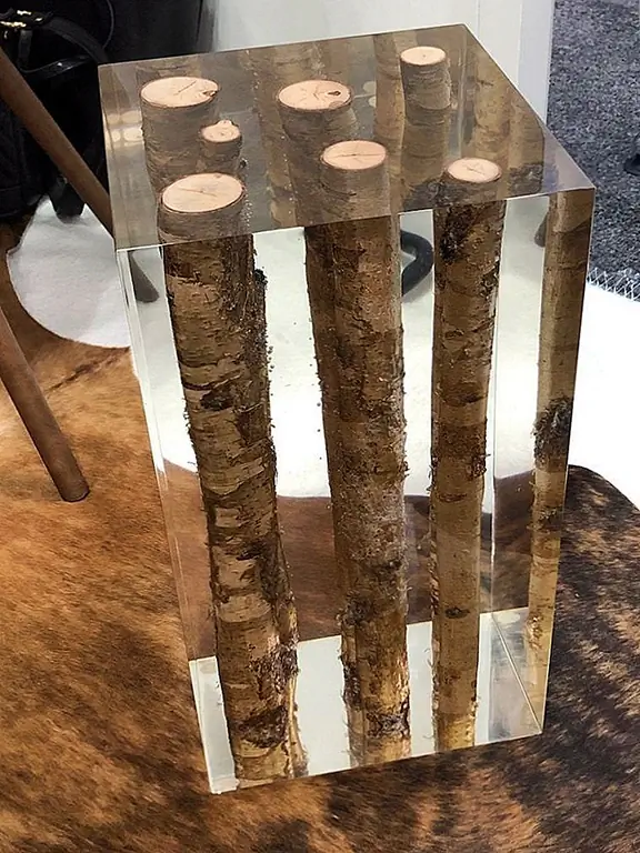 Любители природы или деревенский вид будут любить Брунелледский стол из Double Noir. Канадская компания была основана Кэтрин Болдунд и производит уникальные изделия с использованием акриловых и местных источников древесины, которые являются мельницами или естественно вырубленными деревьями. Эта конкретная таблица имеет семь тонких стволов березы, заключенных в смолу, придавая пространство лесу. Все их части являются прекрасным дополнением в комнате, вдохновленной скандинавами.