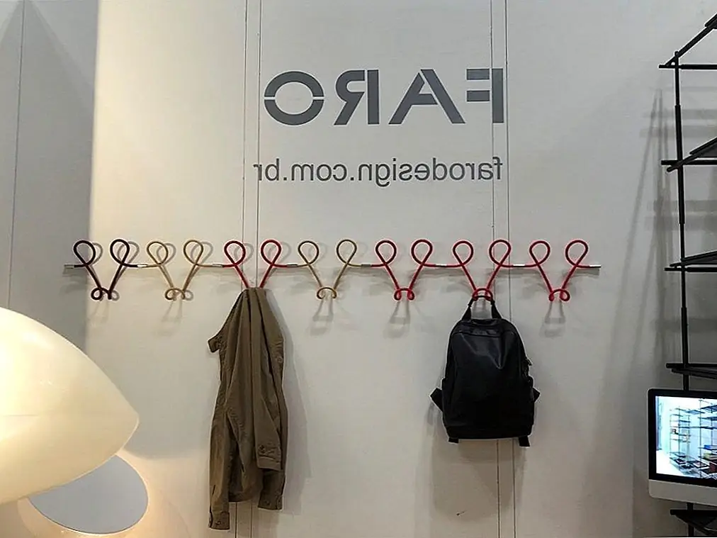 Бразильские дизайнеры известны своей инновацией, поэтому неудивительно, что этот классный дизайн для настенной стойки. Отлично подходит для пальто, куртки, сумки - все, что нужно, чтобы висеть. Наилучшая часть - его модульный характер. Уникальная конфигурация цикла позволяет вам объединять столько, сколько вам нужно для вашей семьи, или как позволяет пространство. Решетчатый дизайн стойки также является элементом декора, который отличается от типичного дизайна стеновой стойки и добавляет творческий край в подъездную или мутную комнату.