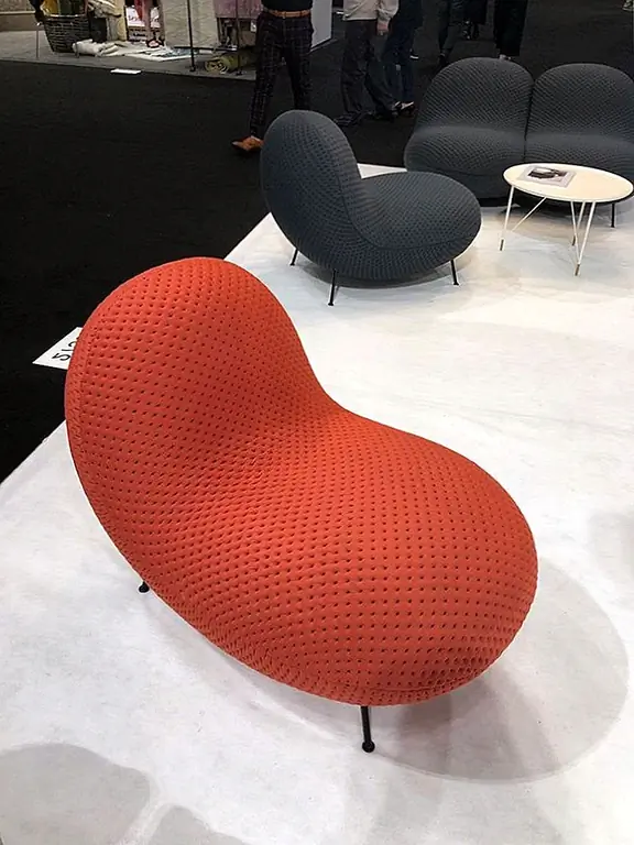 Это органическая форма, напоминающая то, на что вы не можете положиться: боб, клеточная форма, мультипликационный персонаж. Что бы это ни напоминало вам об этом, это удостоенный наград стул под названием BaBa от JotJot. Победитель категории «Гостиные, Контракты, Зал» для NYX Design, она была создана Датским Iskos-Berlin Design. И хотя силуэт этого крутого дизайна может выглядеть просто, обивка формы была проблемой, требующей использования специальной эластичной ткани. Компания называет этот стул «органическим мягким» мебельным домашним животным. «Мы просто назовем его действительно удобным.