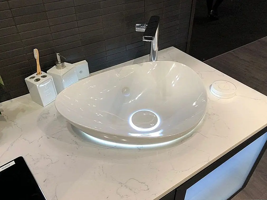 Kohler запустил мойку Veil, которая включает в себя шикарную новую функцию освещения во всех компонентах ванной. С одним касанием вы можете включить окружающее освещение в выборе теплых или прохладных оттенков.Подсветка в раковине особенно хороша в сочетании с тонким ободом этой модели. Освещение подчеркивает кривую бассейна и подчеркивает тонкий, асимметричный дизайн, который является минималистичным стилем с органическим прикосновением.