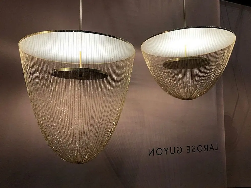 С тех пор, как Larose Guyon дебютировал на осветительном оборудовании Otero, мы были подключены. В 2018 году студия добавила Celeste, которая представляет собой более крупную, более зафтичную форму с таким же тонким стилем построения цепочки. Вдохновленный тонким характером небоскребов в Юго-Восточной Азии, светильник можно использовать отдельно или в группах. Испускаемый свет отражается множеством цепей и мерцает, как драгоценный камень, свисающий с потолка. Фактически, добавление этого классного дизайна в ваш дом - это как добавление ювелирных украшений в одежду.