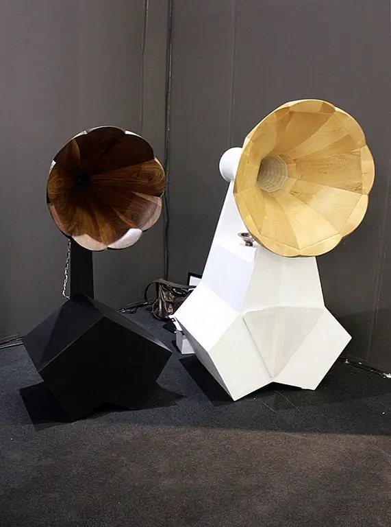 В очень продуманном слиянии старой технологии Victrola и современной звуковой технологии A для Ara создала эти великолепные громкоговорители из твердого дерева. Выступая, как богато резные цветы, эти стоящие акустические системы вновь обращают внимание на музыкальное удовлетворение так, что наушники никогда не смогут сделать. Грациозный визуал - идеальное соответствие для напряжений ваших любимых мелодий, которые исходят изнутри. Ретро-дизайн особенно подходит и потому, что старые альбомы с виниловыми пластинками стали популярностью.