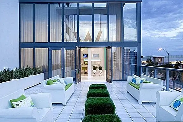 Во всяком случае, вам нечего терять, напротив, все, что вам нужно сделать, это позволить быть испорченным. Как только вы входите, вы обнаруживаете совершенно новый мир, в котором оттенки синего и зеленого, по-видимому, контрастируют в наиболее приятном виде с общей концепцией белого, который управляет этим местом.