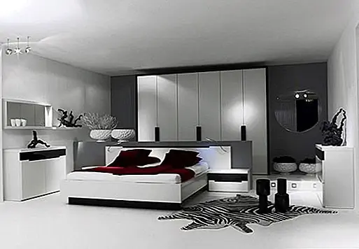 Это примеры, показывающие, как вы можете интегрировать коллекцию мебели в спальню. Как вы можете видеть, существует множество вариантов и вариантов, которые демонстрируют универсальность этой мебели. Геометрические формы предметов мебели отражают современные конструкции, а черные и белые тона придают им неподвластную времени элегантность. Вы можете комбинировать их с яркими акцентированными оттенками и формами, но вы также можете дополнить их теплыми нейтральными тонами. Аксессуары очень важны, и они могут сделать одну и ту же коллекцию мебели очень похожими.