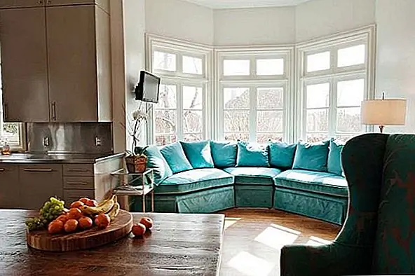 В комнате действительно есть кухня и столовая. Деревянный стол очень красивый, а также стулья и скамейка, окружающие его. Более того, секция бирюзы чрезвычайно красива. Очевидно, кухня / столовая очень просторная, поэтому у них было много свободы и гибкости при ее проектировании.