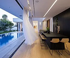 Современный семейный дом, окруженный древними деревьями эвкалипта