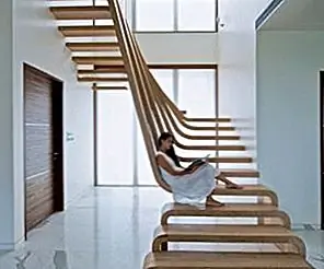 Скульптурная лестница определяет современную двухэтажную квартиру в Мумбаи