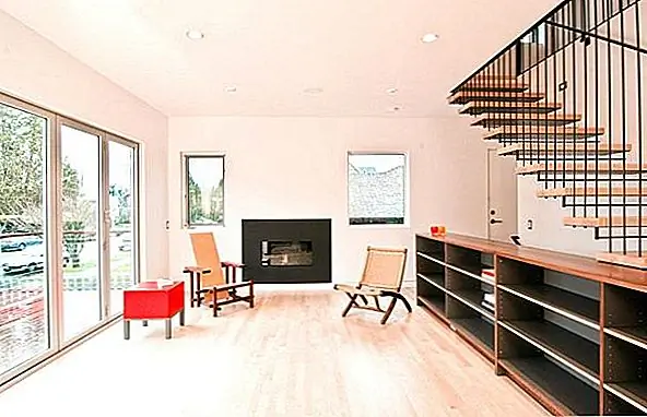 Лестница начинается с кухни / гостиной вдоль разделительной стены, на которой висят кухонный шкаф и техника. Фокус в доме был создан в духе. Одна из них - это интеграция краснодеревщика в дизайн лестницы. Во-вторых, использование аттенюированной стали и твердых кленовых протекторов. Твердая панель шкафа грецкого ореха интегрирована в лестницу и становится ограждением для бега на нижнем этаже.