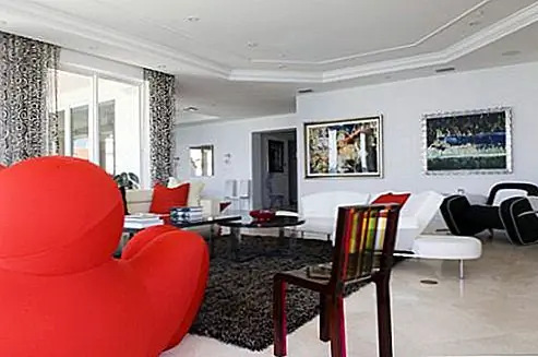 В настоящее время люди обычно выбирают современные проекты, когда дело доходит до домашнего украшения. Некоторые из характеристик этого стиля - простота, странные формы, необычная комбинация материалов и текстур, красочный дизайн и функциональность. Люди перестали помещать изображение на первое место. Теперь комфорт и практический аспект являются самыми важными, но имидж и дизайн также не игнорируются.