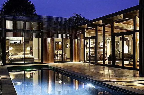 Весь дом был обернут экраном красного дерева. Форма сохранилась, но внешности не было. Пространство, которое первоначально было гаражом, было удалено и заменено дополнительным 500 квадратных футов жилой площади. Кухня также была расширена и теперь имеет остров длиной 15 футов. Он также имеет счетчики из нержавеющей стали и коричневые бетонные полы. В доме также есть небольшая зона отдыха, а затем офис и главная спальня. Что касается дизайна интерьера, оно более современно и, как следствие, более практично и просто. {Found on wsj}