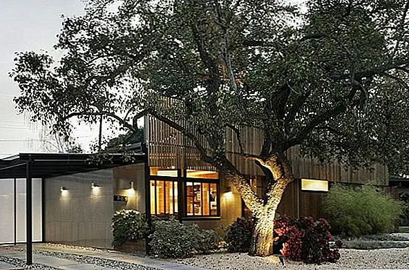 Современный отреставрированный дом в середине века