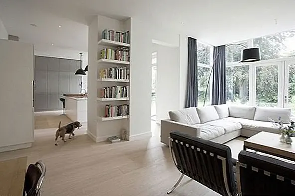 Основная цель, а также большая проблема заключалась в том, чтобы сделать пространство современным, а также оставаться в рамках требований сохранения города. Архитектор разработал деревянный куб, который простирается от первого этажа и доходит до верхнего этажа. Эта структура орехового дерева поддерживает лестницу и окружена стеклом.