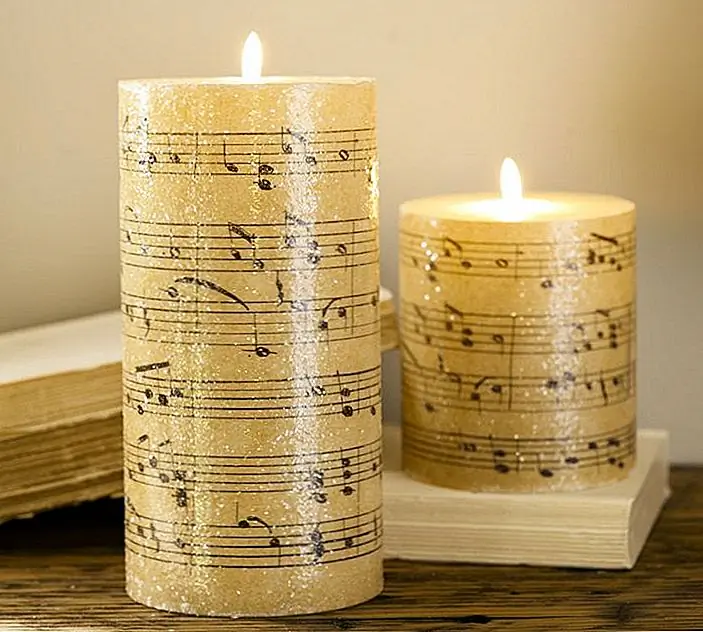 Эта свеча идеально подходит для тех, кто любит музыку, для музыкантов или певцов, для пианистов или для всех тех, кто каким-то образом связан с этой сферой деятельности. Свеча будет гореть, как туннель, и оставить внешний лист неповрежденным, тем самым заставляя его светиться внутри и таким образом, позволяя музыкальным нотам рисовать на нем, чтобы выглядеть потрясающе. Мечтательный вид свечи будет усилен сахароподобным концом, который сделает его похожим на видеопрезентации рождественских конфет. Он изготовлен из паразитного паразита без запаха и покрыт бумагой, напечатанной музыкальными нотами. Вы можете купить его за $ 16,50 - $ 29,50.