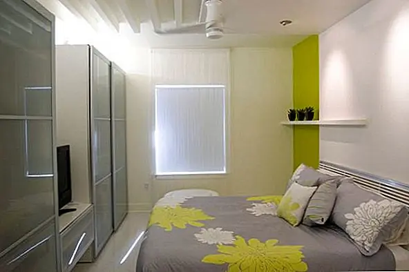 Представьте себе спальню выше, без добавления желтого неонового цвета. Это было бы довольно и приятно, но вряд ли вдохновляло бы или отличалось бы от нормы. Добавьте поп цвета, и вы мгновенно создадите шикарное и современное чувство. Смесь между консервативными оттенками и ярким неоном превращает эту спальню в овердрайв стиля.